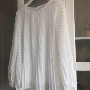  - Ny blus /tunika från dressingroom (butik i Göteborg ) Nypris 399 Inte size passar S-M  Kolla gärna mina andra annonser .  Paketpris,  vid köp av fler plagg  Postar spårbar frakt 63 kr ( upp till 1 kg) Alla blusar kjolar shorts 50 kr st