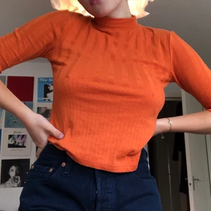 Orange polo!  - Cool polotröja köpt i Paris! Använder tyvärr inte :’( Köpare står för frakt! 