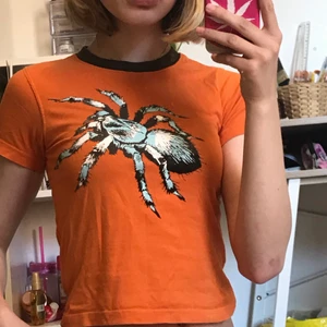 Kort t-shirt retro - Säljer den här coola magtröjan, vet inte riktigt viken storlek den är i men skulle tippa på XS men den sitter också bra på mig som bär S. Du betalar frakten men möts gärna upp i Stockholm för enkelhetens skull!