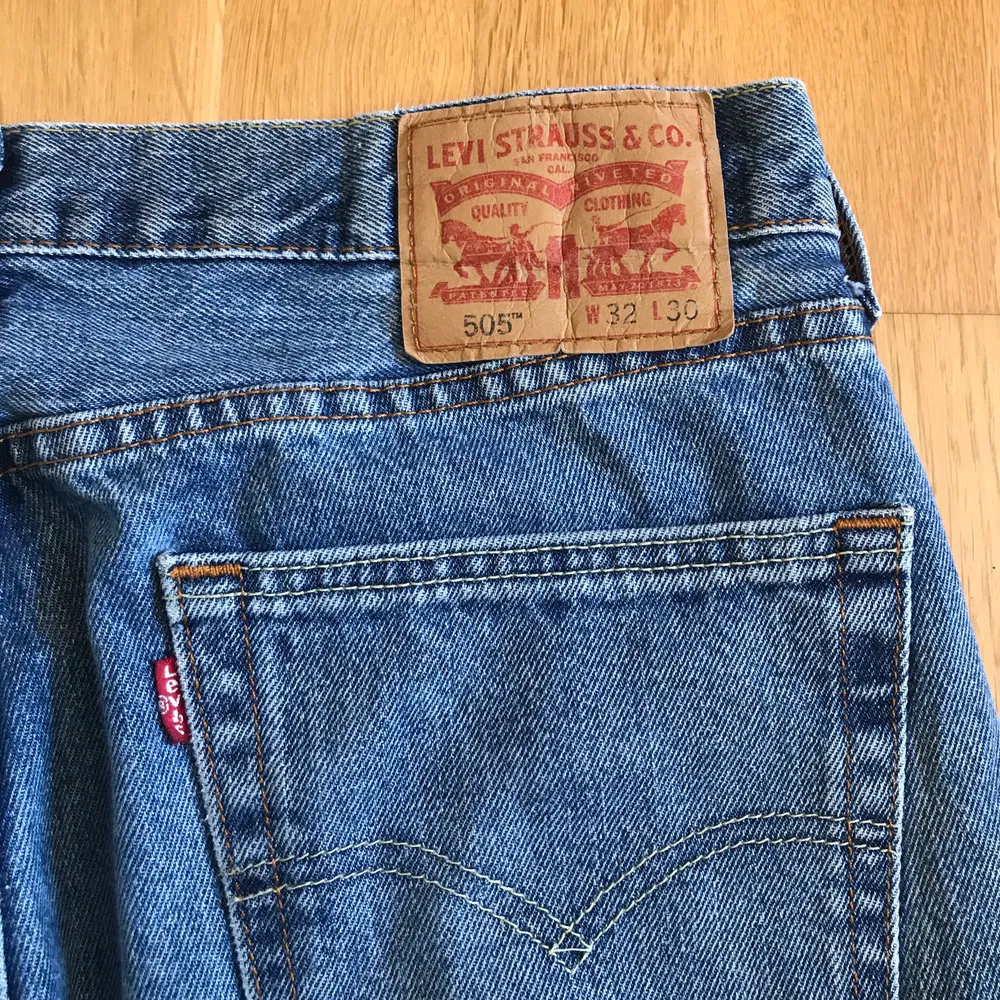 Ett par Vintage Levis 505 jeans                                    Bra skick, och passar Unisex.                                       Storlek: W32 L30. Jeans & Byxor.
