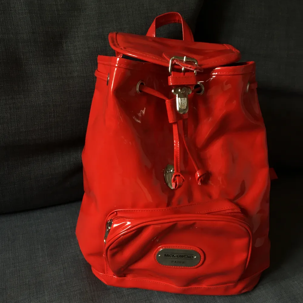 Ascool latex-ryggsäck från Mick-Gwend Paris. Väskor.
