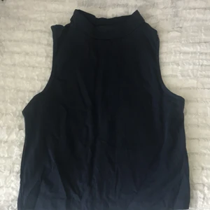 Polo topp - En topp från Bikbok. Som ej kommer till användning. Frakt ingår.