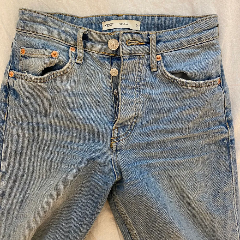 Högmidjade, stretchiga jeans med slitningar som tyvärr har blivit för små för mig. Dom sitter som en smäck!!🍑🍑 Hålen har slitits under användning men annars är jeansen i gott skick.   (Modell Sienna, köpta för 500kr) Märke: Gina Tricot 😇FRAKT ÄR INRÄKNAD . Jeans & Byxor.