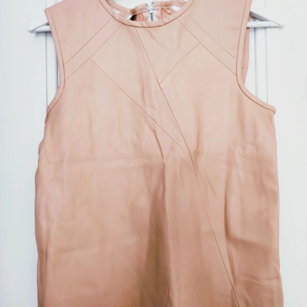 ZARA Linné/ topp med läder, skinn imitation i strl XS • frakt ingår • Jag ansvarar ej för postens eventuella slarv. . Toppar.