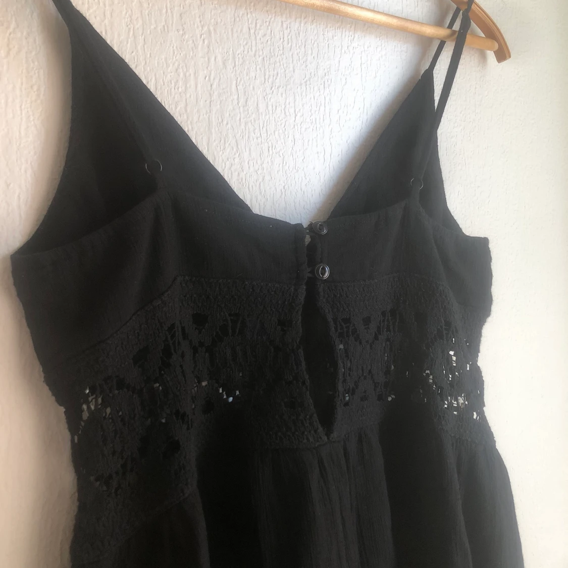 Skaterklänning med vrikade detaljer.  - 90