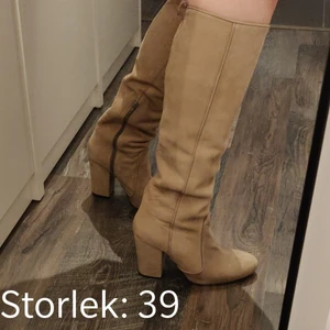 Klackskor i beige - Höga beigea klackskor. Köpta i andra hand men jag kom aldrig runt till att använda så nu söker de ett nytt hem. Väldigt bra skick! 😁 Kika gärna in vad mer jag säljer! 💞