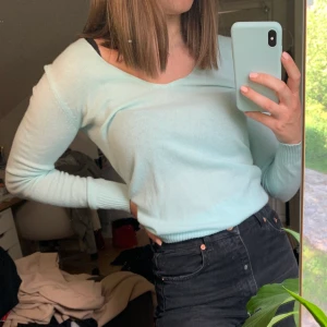 Somrig finstickad - Jäättefin och trendig pastellig mintgrön färg på denna finstickade tröja i märket Benetton. Helt perfekt nu till sommaren att dra över en topp på kvällen. Nästintill helt oanvänd, jättemjuk i riktig kashmir. Möts i Stockholm annars betalar köpare frakt🌸