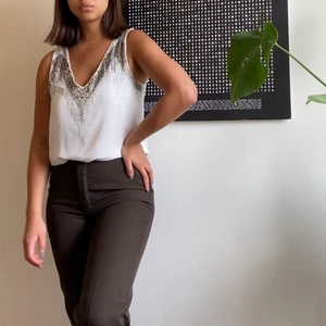 Blus - Vit blus med fin detalj runt urringningen 