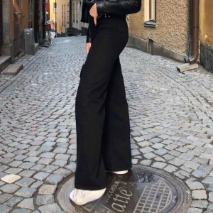  - Populära vida jeans från weekday i modellen ace! Långa i benen, jag är 175 cm och har förhållandevis långa ben för referens! Fraktar eller möts i Stockholm:) (har töjt sig lite så skulle säga att de är mer 27 i midjan)