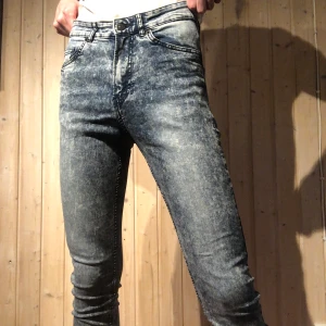 Flammig Jeans - Supersköna jeans i stretch från H&M. Säljer för dem ej kommer till användning i sitt nuvarande hem.  Använda ca. 3 gånger.  Samfraktar gärna.