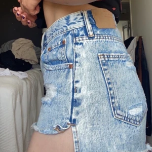 Pull&bear shorts - Riktigt balla shorts från pull&bear. säljer då dom inte kommer till användning. Användes för ett år och två år sen under sommrarna men har inte slitits. Väljer du att frakta står du för det men kan alltid diskutera både pris och byten, mer info privat🥰🥰🥰