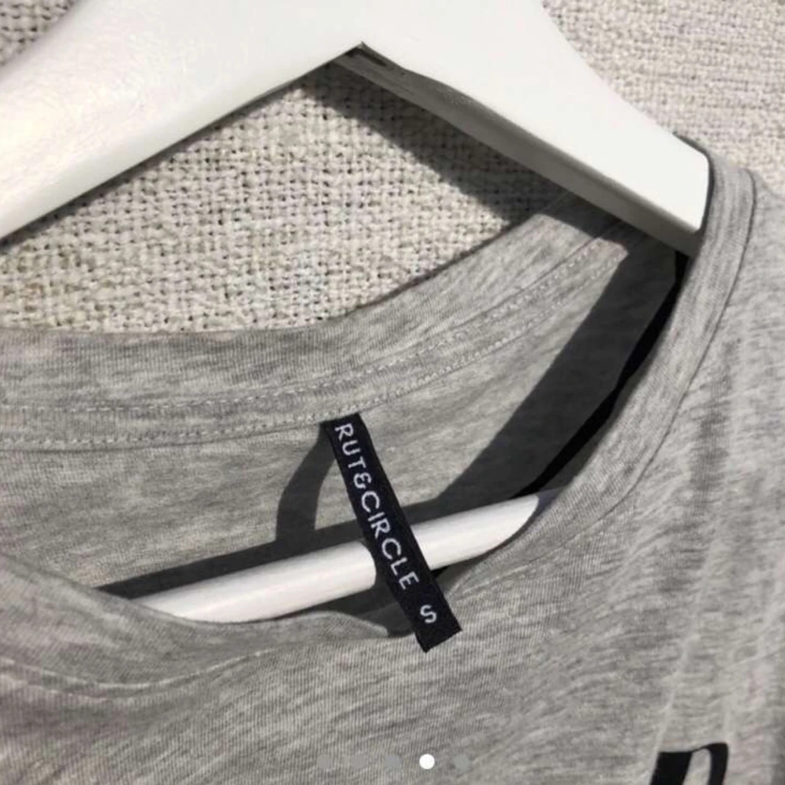 Grå T-shirt med ”obsessed” - 91