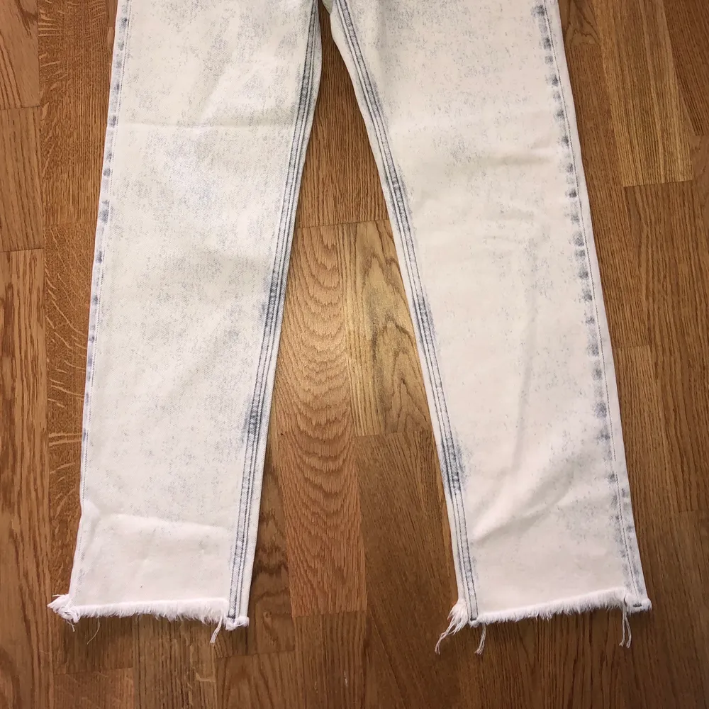 Superfina helt oanvända jeans ifrån cheap monday! 🤍Prislappen sitter på då jag beställde fel storlek och aldrig skickade tillbaka dem. (Frakt tillkommer) . Jeans & Byxor.