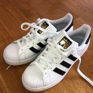 Adidas superstars🤩 - Helt nya och oanvända adidas superstars, köpta för 79$ i USA😊de glömdes bort i garderoben och då växte jag ur dem utan att ha använt dom☺️det står storlek 37 1/3 men passar mer en 38💛frakt tillkommer 