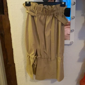 Kjol  - Stl s aldrig använd 