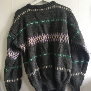 Stickad tröja från Humana - Stickad tröja köpt från Humana. I bra skick. Köparen står för frakt 