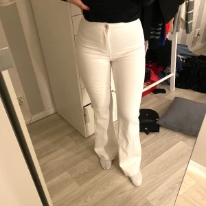 Vita bootcut jeans - Vita bootcut jeans, knappt använda. Frakt 63 kr🤍