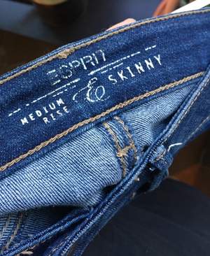 Mörkblå jeans stentvättade med mkt stretch. Storlek 28/32
