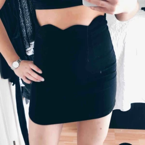  - Kjol med fint mönster upptill. Köpt på zalando 