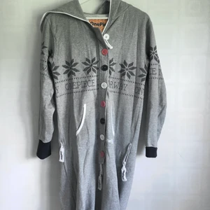 Ond piece  - Grå One piece med mörkblå detaljer. Endast använd några få gånger, är alltså i nyskick! Kan mötas upp i Lund elr skicka med post (frakt tillkommer då)☺️