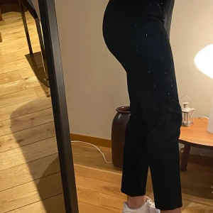 Kostymbyxa  - Fina kostymbyxor från Gina. Använda Max 3 gånger:)Matrialet är mjukt och skönt. Köparen står för frakten.