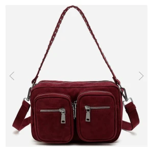 Noella väska - Säljer min otroligt fina noella väska (första bilden är enbart med för och visa färgen bättre). Använd men fortfarande fin, lite slitningar men inget man lägger märkte till (för mer bilder skriv privat) Nypris runt 600kr💗💓  säljer för 150kr + frakt