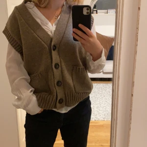 Väst från zara  - Säljer denna skitcoola väst från zara i storlek s. Använd 1 gång så därför i väldigt bra skick 🥰 200+ frakt 💕