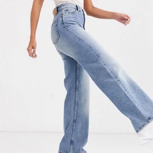 Yoko jeans Monki - Säljer dessa populära jeans i modellen Yoko från monki då de tyvärr inte kommer till användning. Använda men i bra skick 😊 möts upp i Malmö, annars står köparen för frakt 🚚 💕