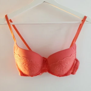 Aprikos ny - Helt ny bh från missya. Strl 70b. Min mormor jobbar på en bh affär så får massor av bh-ar av henne men använder inte bh☺️ superkvalle, håller i många många år utan att bygeln blir sämre. pushup. Köparen står för frakt 