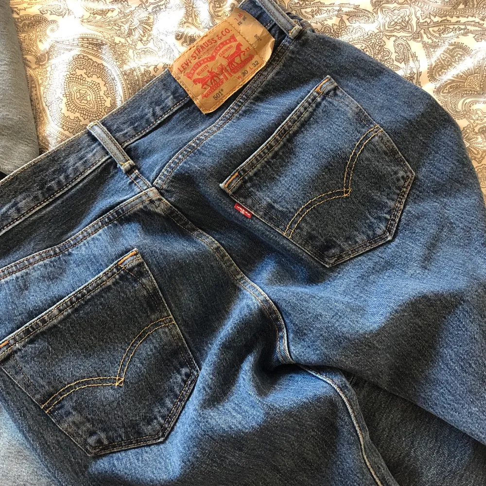 Ett par snygga och oanvända Levi’s jeans i storlek W30 L32. . Jeans & Byxor.