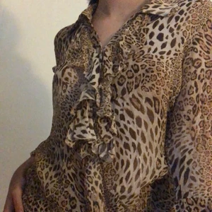 Leopard topp/blus 😼 - Vintage snygg blus i perfekt skick! Frakten är inkluderad i priset 💋