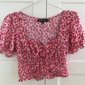 Rosa topp - Toppen är från Motel Rocks men köpt på Nelly i stlk M💜 Använt ett få tal gånger pågrund av att den är lite för liten på mig🥺 kontakta för exakta mått. Frakt ingår!