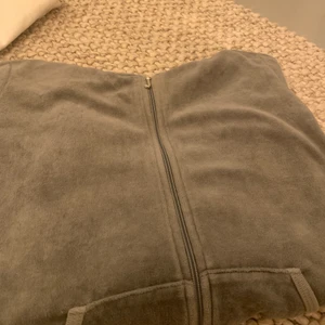 Juicy couture tröjor - Säljer nu mina finaste juicy tröjor👊🏼 dom är i mycket bra kvalité. Första tröjan är mörkgrön utan tryck på ryggen. ❌Andra är såld❌. sista är ljusgrå också med tryck❤️ en för 300 alla för 700kr❤️ skriv privat för fler bilder⭐️