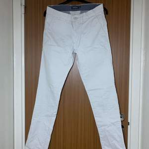 Ett par vita slim fit jeans från Dressman. Storleken är 30/32 och är i väldigt bra skick. Helt oanvända i princip. 
