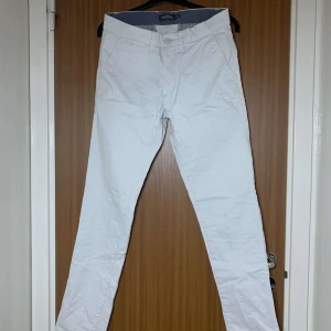 Jeans  - Ett par vita slim fit jeans från Dressman. Storleken är 30/32 och är i väldigt bra skick. Helt oanvända i princip. 