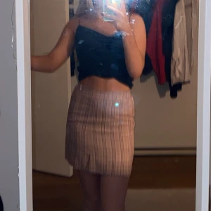 Rutig kjol - Tight men skön rutig kjol från new yorker! Resåren är inte hård och materialet ganska stretchigt. Frakt tillkommer med 40 kr💞