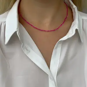 Rosa pärlhalsband med små pärlor💗🤍⭐️💫🤯🤩🥰🥺 halsbandet försluts med lås och tråden är elastisk 