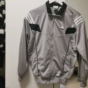 vintage adidas kofta - ursnygg vintage adidas plagg, super trendig 😍 passar många storlekar då den är rätt pösig! 