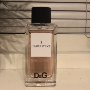 D&G 3 L’impératrice  - Dolce&Gabbanas 3 L’impératrice EdT som luktar super gott!! Bara några sprut räcker för att man ska dofta ljuvligt hela dagen! Original kartongen finns även kvar! Köparen står för frakt! 