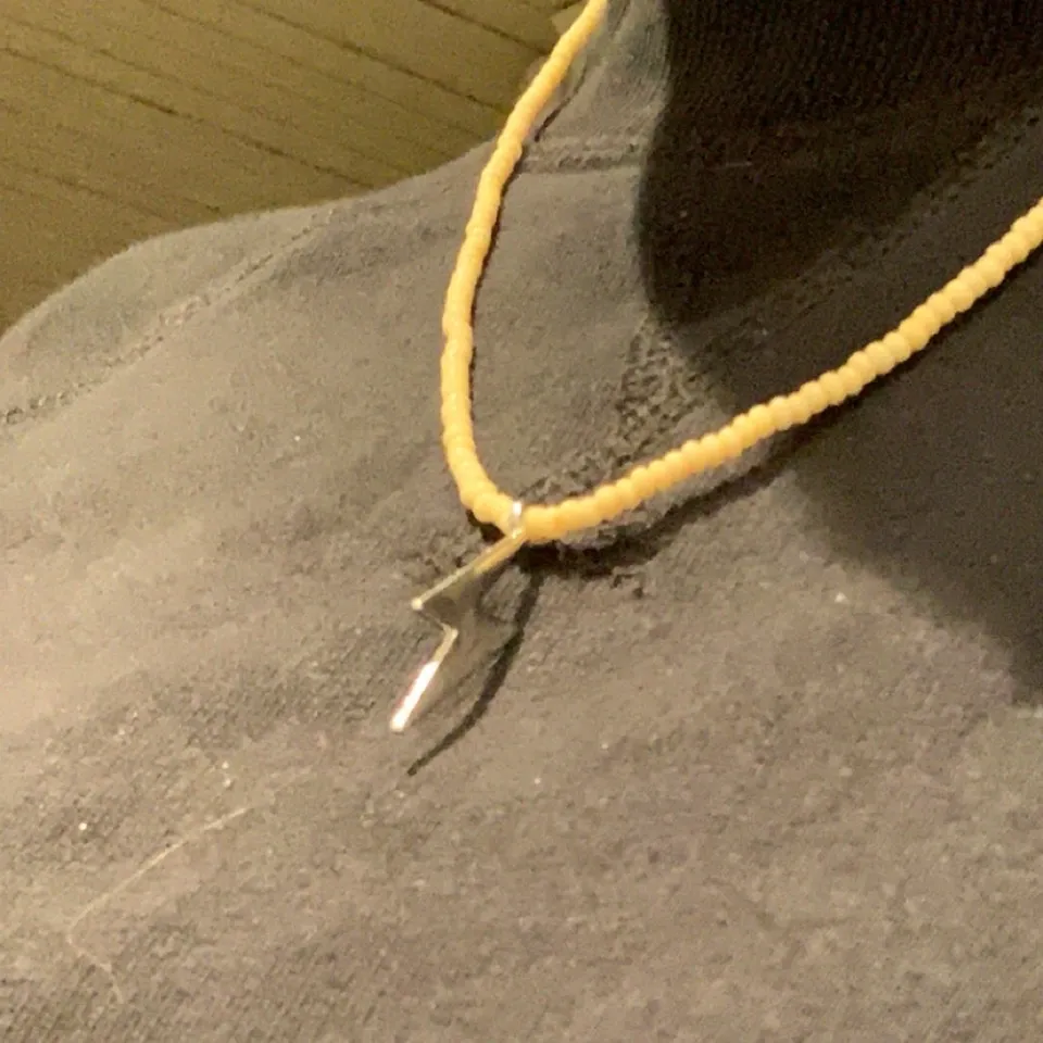 här är ett halsband med en metall-blixt med gula fina pärlor 💫. Accessoarer.