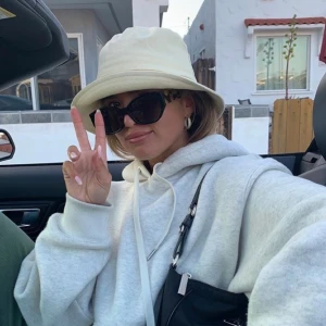 Vit buckethat  - Säljer en vit buckethat som tyvärr inte har kommit till användning som är från Åhléns. Första bilden är lånad.           Frakt: 22kr (ej inkluderat)💓