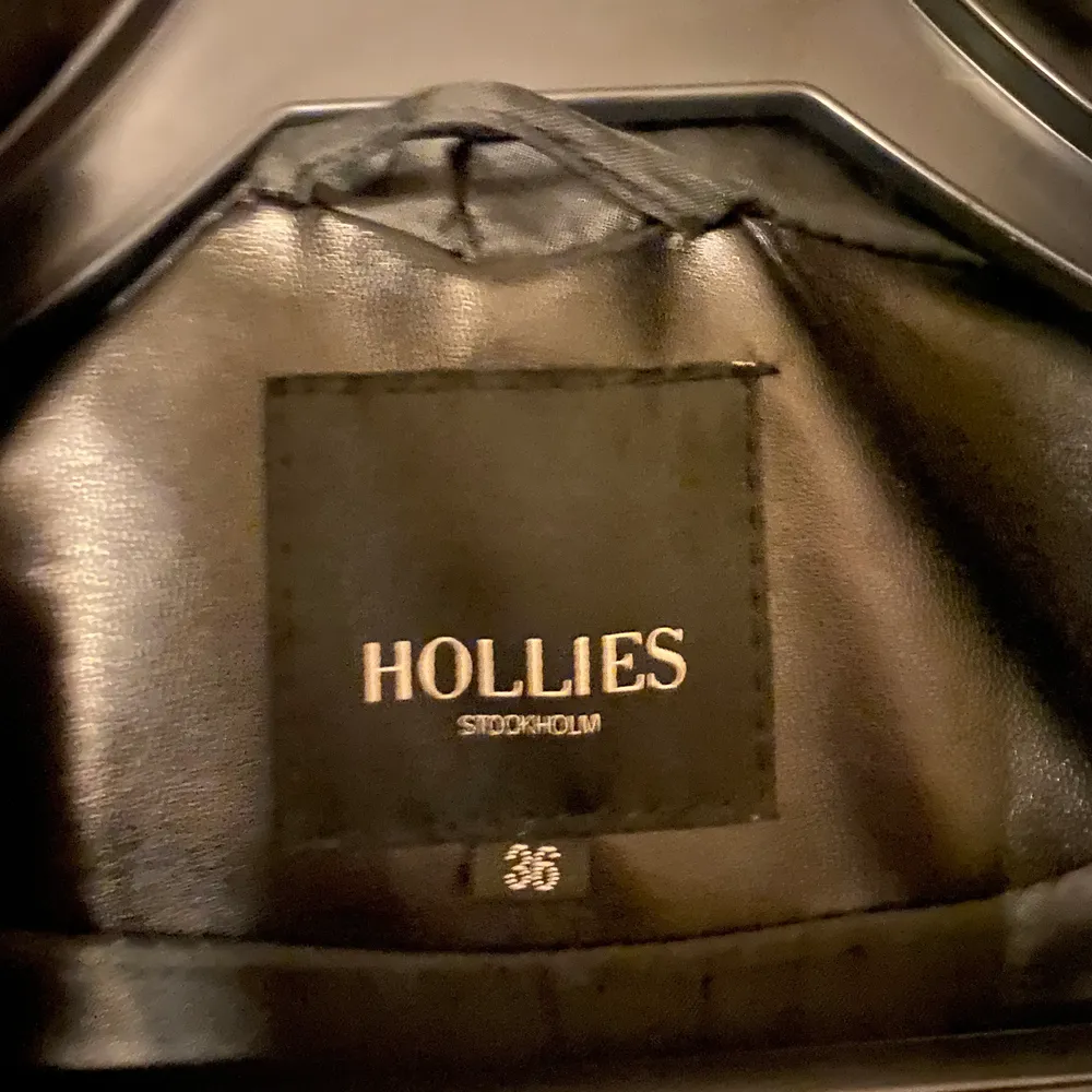 Hollies väst köpt i hollies affären Stockholm använd några gånger jätte stor och skön luva håller än varm . Jackor.