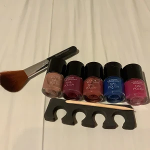 Naglar - 🍁Detta är mest för naglar. Du får 5 st olika nagellack i fyra olika rosa och ett glitter blått nagellack  (knappt använda). 🦕Ni får också en liten pinne till naglarna.🌊 Ni får också en smink borste och den svarta vet inte jag vad den heter men ni vet vad det är för något.💗 pris och frakt kan diskuteras.