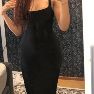 Klänning - Jätte fin tajt svart klänning. Nyskick aldrig använt. Storlek 36