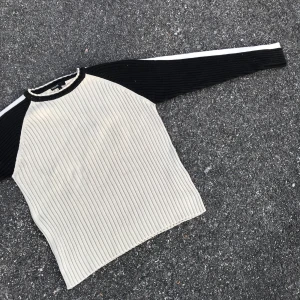 Stickad tröja! - Supersnygg stickad tröja med coola kontraster! Står L men sitter som en M. Frakt tillkommer på 63kr (postnord spårvart)  Dessa är enda bilderna som jag har på plagget! :)