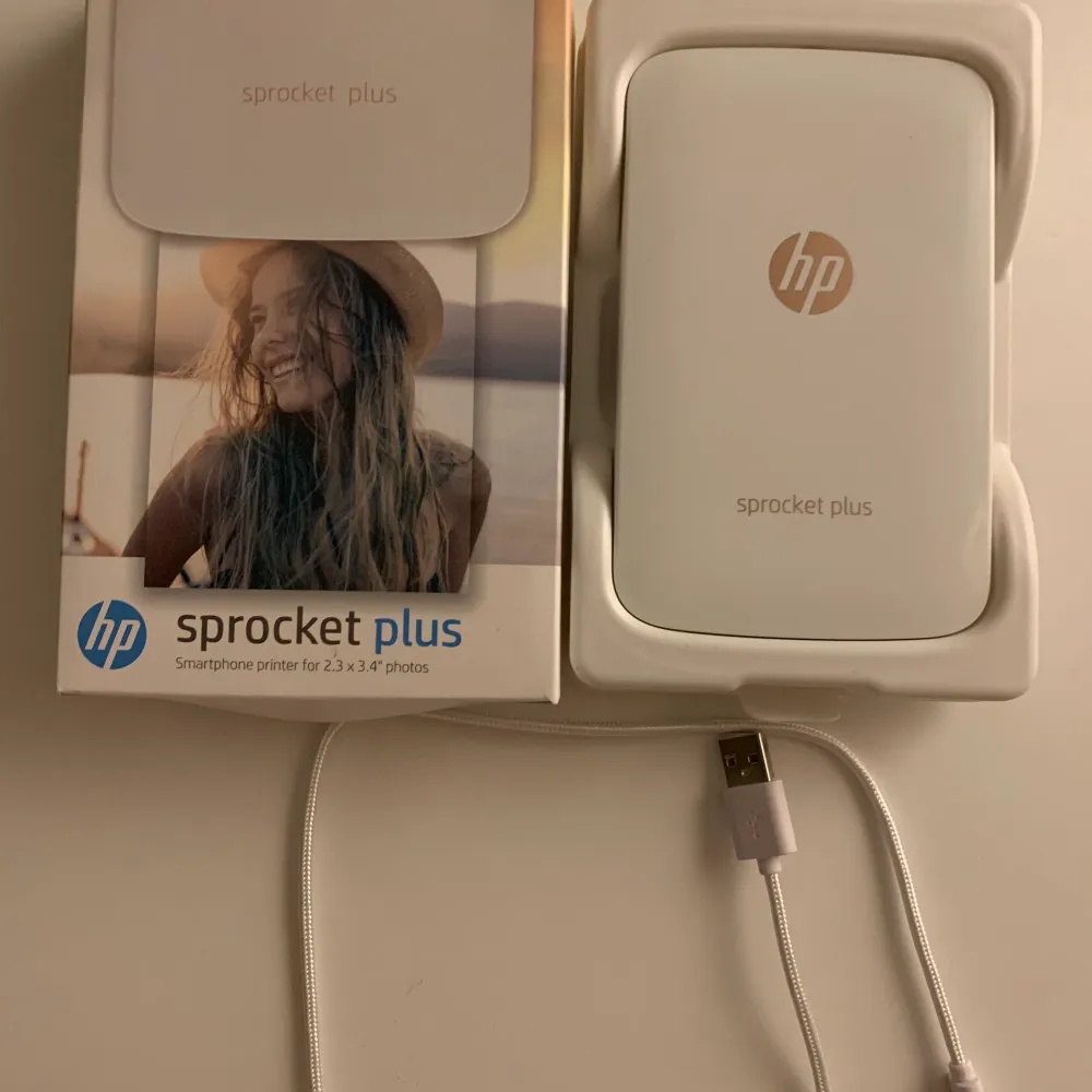 Sprocket plus printer for mobilen! Inkludert lader. Nesten ubrukt printer. Som ny! Nypris 1400kr. . Övrigt.