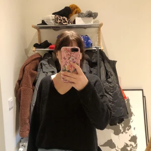 Stickad tröja - Sån bra go-totröja. Har dock fööör många tjocktröjor! Kan ha både fram och bak i en boxigare modell :)