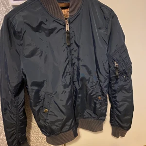 Alpha jacka i storleken S - Aplha jacka i färgen mörk blå