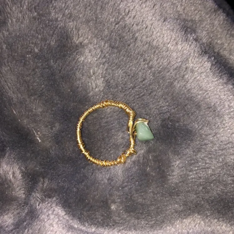Säljer lite ringar som jag gjort själv, ringen är gjord av guldig ståltråd och en grön kristall . Säljer denna ring för 20 kr+ 11 kr i frakt. DMa mig vid intresse!. Accessoarer.