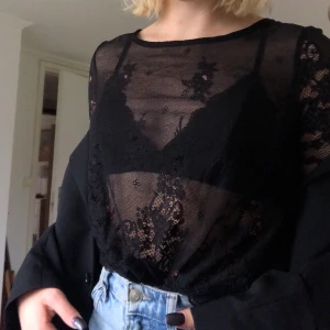 Svart spetstopp - Supersnygg spetstopp i stl 38 från Gina! Fint skick men säljer för att den tyvärr inte kommer till användning! Frakt tillkommer! ☺️